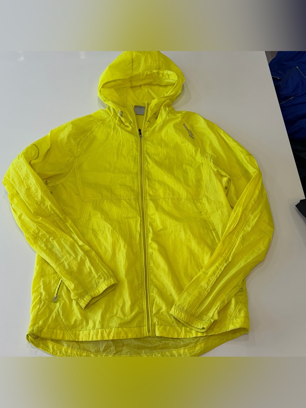Men’s Medium Saucony Neon Yellow Lightweight Hooded Running Rain Jacket